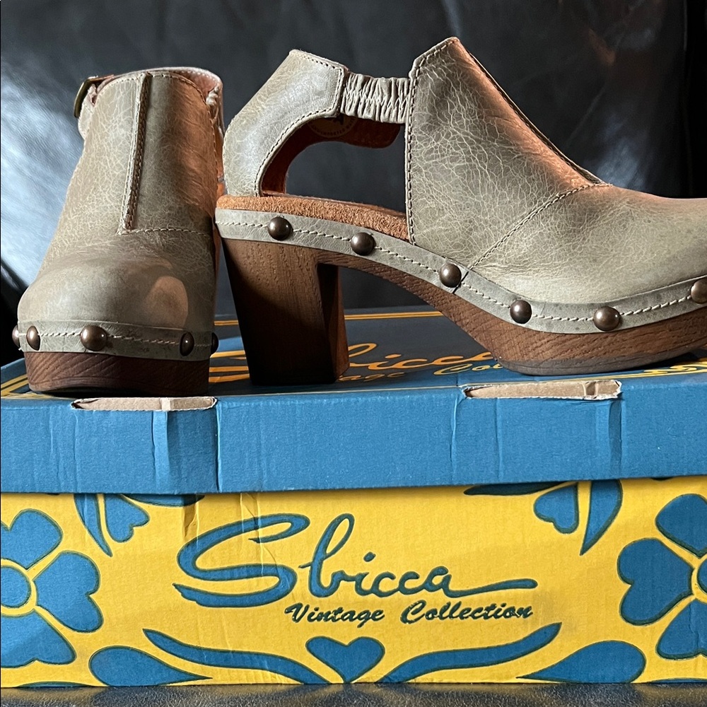 Sbicca Beige Leather Mules with Wooden Heel (Brand New)
